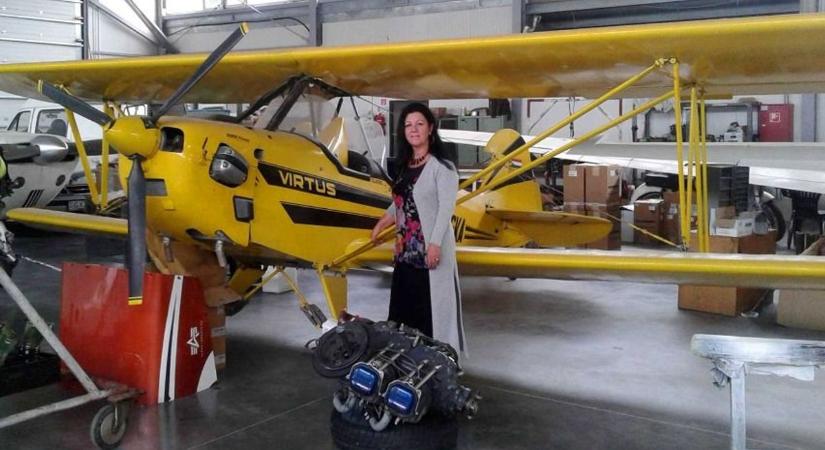 Ritkán látott repülőgép gurul ki a hangárból – Kadarkútra figyelnek a repülés szerelmesei