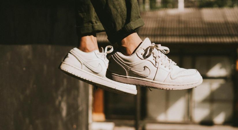 Hogyan tartsuk tisztán a fehér sneakereket?