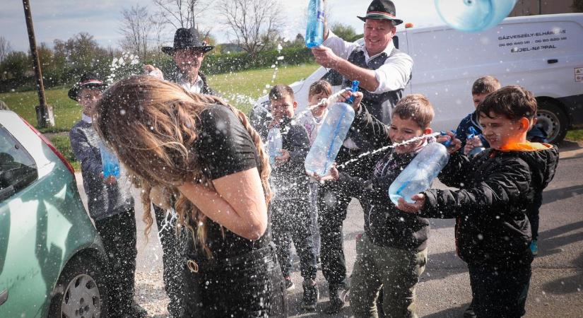 Száz szifon szódával locsolták végig a falut Magyarszecsődön – fotók!