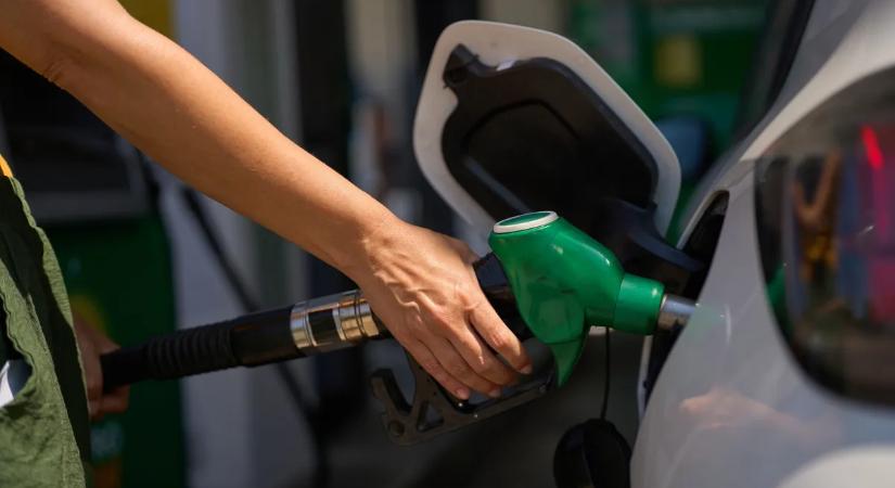 Ezt mindenkinek tudnia kell, aki külföldre megy: még Magyarországon tankolja tele az autóját, brutális, ami a határ túloldalán várja