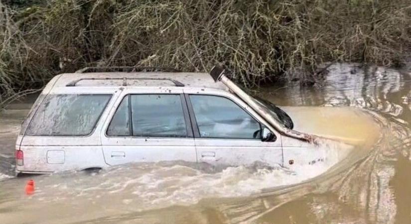 „A hülyeségnek nincs határa...," – patakokba, folyóvizekbe hajtanak az autósok a videós trend miatt