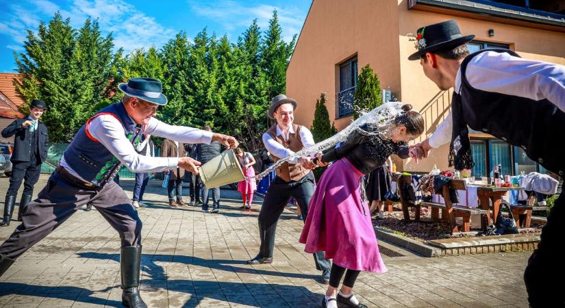 Húsvéthétfői locsolkodás Bartina‑módra – egyetlen leányzó sem maradt szárazon (képgaléria  videó)