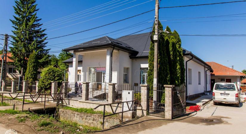 Leégett a debreni polgármesteri hivatal tetőszerkezete