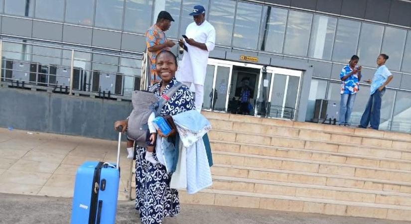 Hazatért a Miskolcon rekedt nigériai édesanya – először ölelhette meg a kisfiát az édesapa – fotó és videó a cikkben