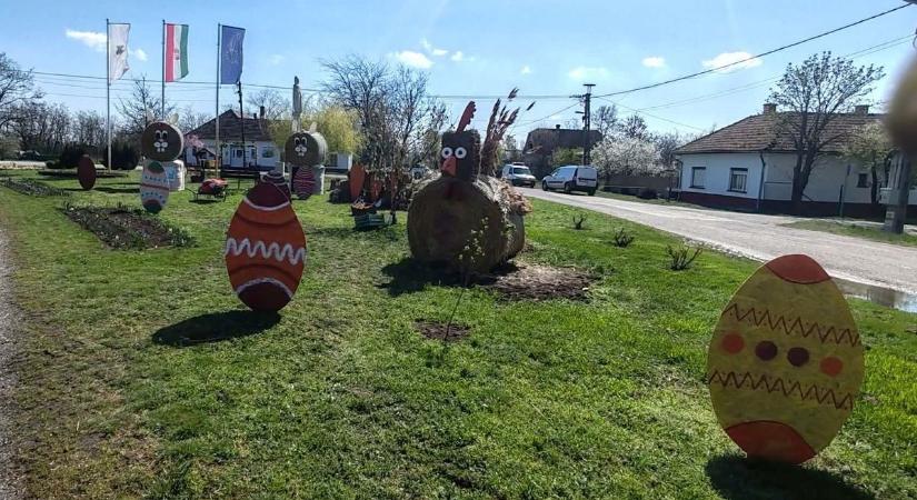 Új lakó is érkezett a csataszögi térre – mindenki a csodájára jár
