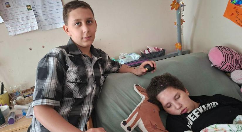 Ágyban fekve sem maradt ki a locsolkodás – Kingának különleges verssel készültek videó