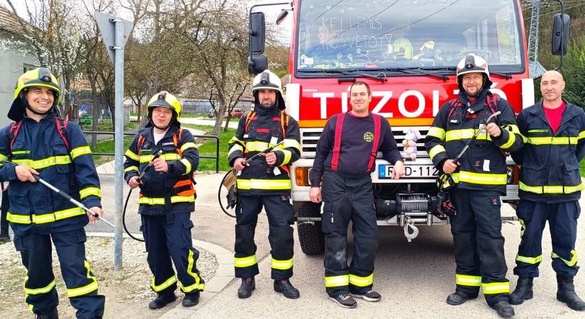 Rendhagyó bevetésen a sárisápi tűzoltók: mindenkit meglocsoltak videó