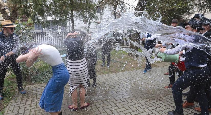 Szóda, kanna, kölni: óriási locsolkodás volt Debrecenben, még az autósok is kaptak belőle – fotókkal, videókkal