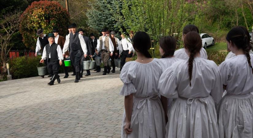 Hagyományőrző locsolás Győrújbaráton - fotók, videó