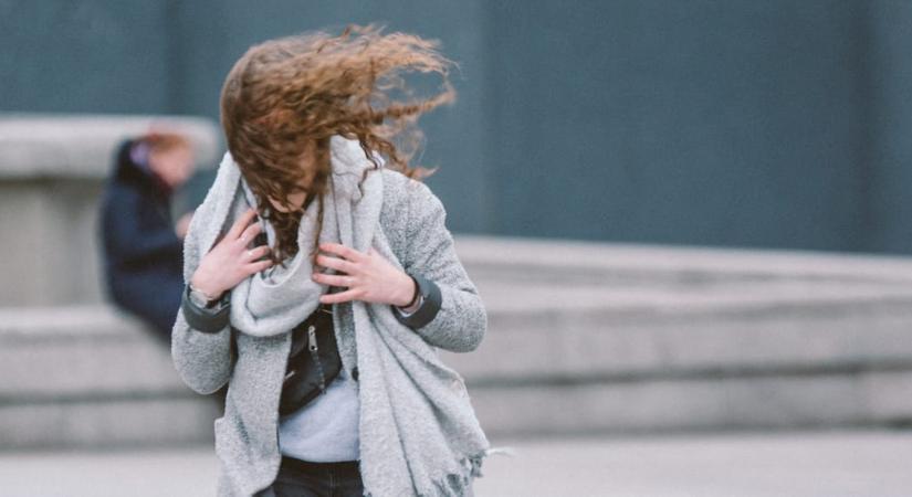 Szélvihar miatt riasztást és figyelmeztetést adtak ki az ország jelentős részére