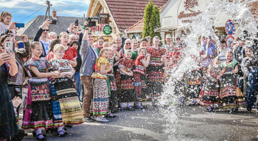 Nincs menekvés a vödrök elől! Így locsolkodnak Mezőkövesden húsvétkor – fotókon és videón is megmutatjuk