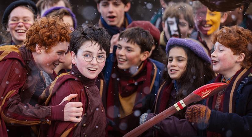 A Harry Potter-sorozat új dokuja egy csomó izgalmas részletet hozott a régi-új varázsvilágról, és a három főszereplő castingvideóját is megnézhetjük