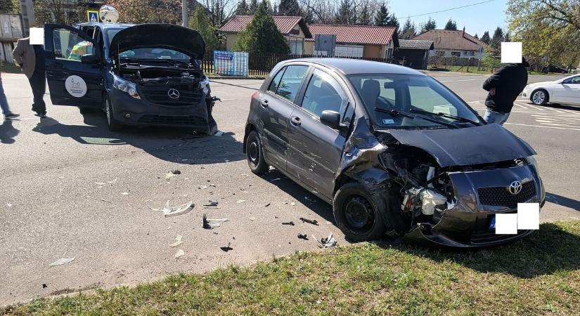 Karambol történt Nyíregyházán! Mentők is érkeztek a helyszínre! (fotók)