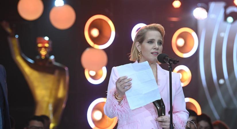 „Beálltam a sorba” – Tóth Vera arról posztolt, hogy a Magyar Péter-filmet nézi és már várja a választást