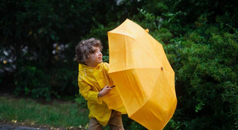 Kiadták a veszélyjelzést, óriási erővel csap le a viharos szél, a fél ország sárgában úszik