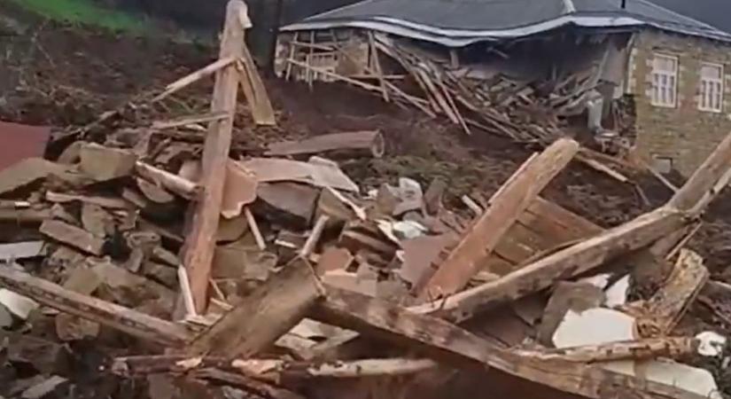 Rendkívüli állapotot hirdettek Dagesztánban a pusztító árvíz miatt (videó)