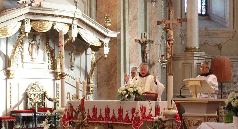 Hitkrízis van, mondta Böjte atya húsvéti homíliájában