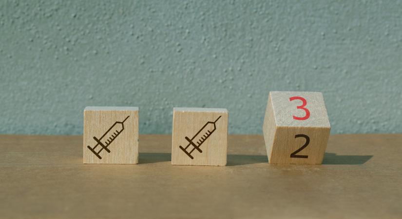 Újabb egészségügyi konteó: az mRNS-vakcina és a „turbó rák” kapcsolata