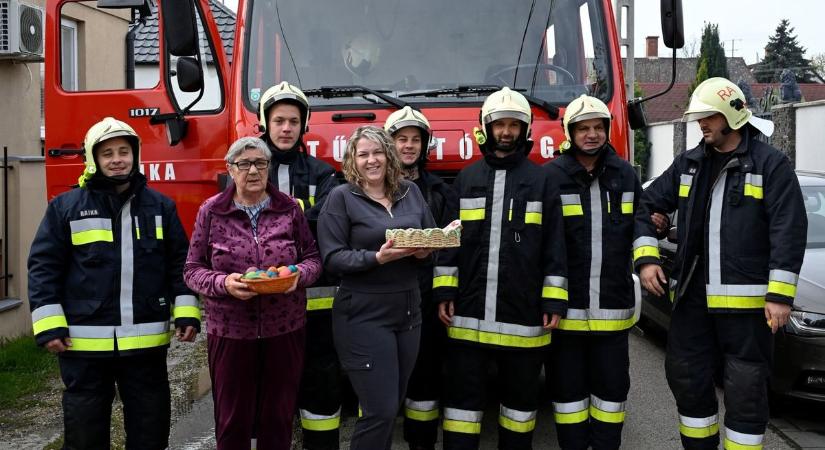 Húsvéthétfőn két tűzoltóautóval vonultak locsolkodni Rajkán, szlovákok is örülnek népszokásunknak - videó, fotók