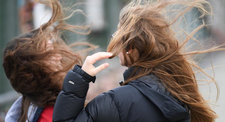 Ismét lecsaphat a szélsőséges időjárás, több vármegyére is kiadták a figyelmeztetést
