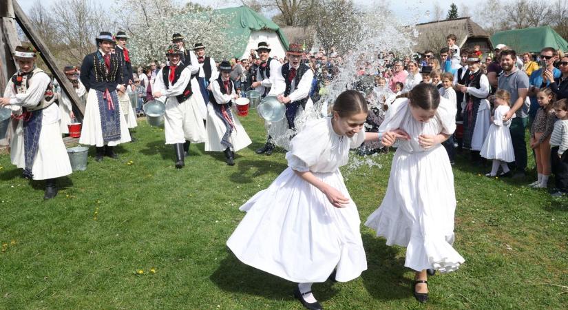 Senki sem hervad el, ez biztos – háromszor is bőrig áztak a lányok a szennai locsolkodáson, videó