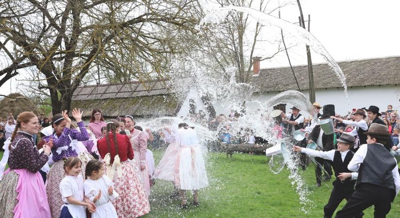 Vödrökkel támadtak a legények Ópusztaszeren – egy leány sem maradt szárazon