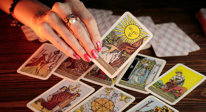 Ez a tarot-lap most sokaknál fel fog bukkanni – nem véletlen