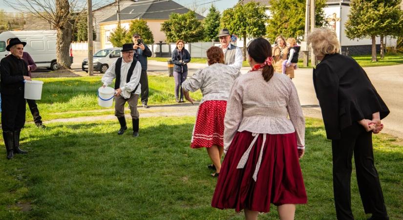 Víz, kölni, tánc - húsvéthétfői hagyományok