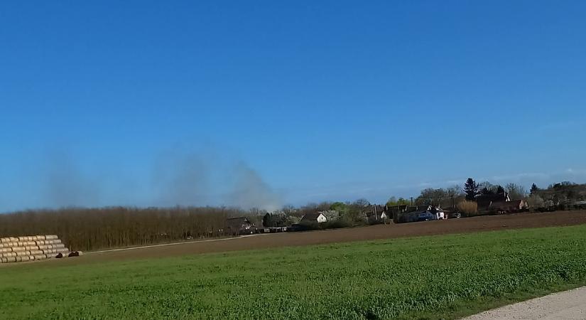 Tűz csapott fel Debrecennél, több egység is oltja a lángokat!