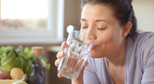 Ennyit isznak evés közben a táplálkozási szakértők: az sem mindegy, mit töltesz a pohárba