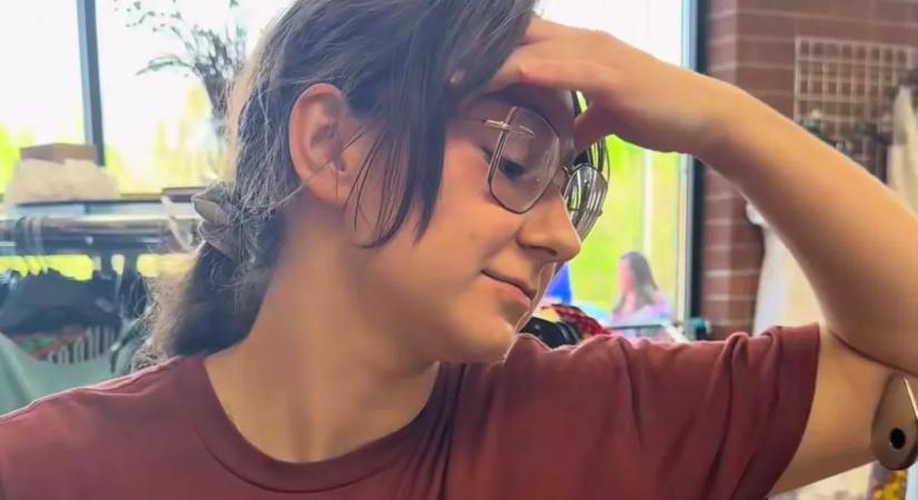 Egy turkálóban nézelődik Emi: letaglózza, amit nem sokkal később talál