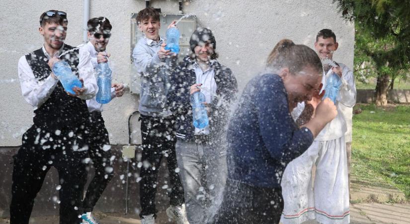 Vödörrel, szódával öntözték a lányokat, hogy el ne hervadjanak – képgalériával, videóval