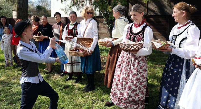 Illatos kölnivel és szódavízzel öntözték meg a halasi lányokat és asszonyokat – fotók, videó