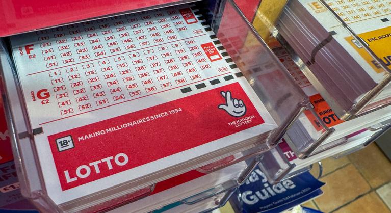 Élete legnagyobb hibáját követhette el a titokzatos lottónyertes, 10 millió font csúszott ki a kezei közül