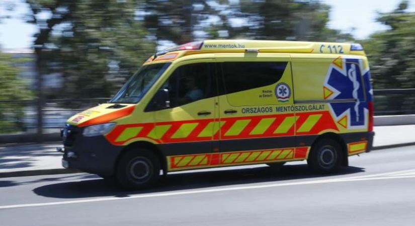 Több mentő is a helyszínen: két autó ütközött és az egyik felborult
