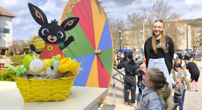 Bing nyuszi volt a tatabányai húsvét legnagyobb sztárja fotók