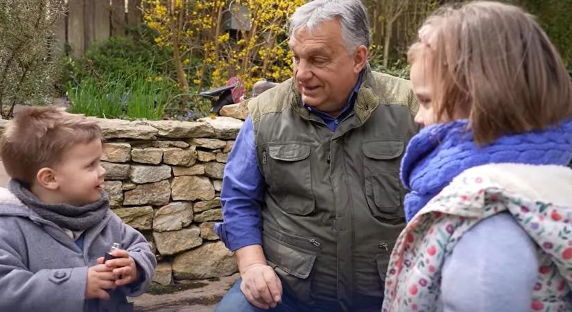Unokáival ment locsolkodni Orbán Viktor – videó