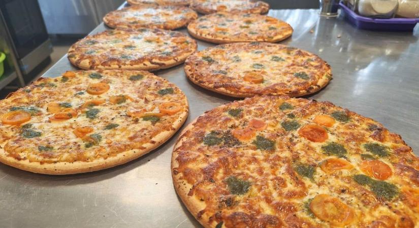 Pizzával lepték meg a nyíregyházi hajléktalanszálló lakóit a rotarysok