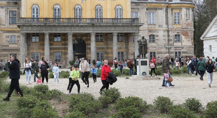 Húsvét Körmenden: állatsimogató, kvíz és tojáskeresés is volt a várudvaron - fotók