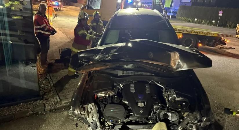 Ámokfutás Leogangban: kerítést tört, házfalnak csapódott a magyar sofőr, majd menekülni próbált