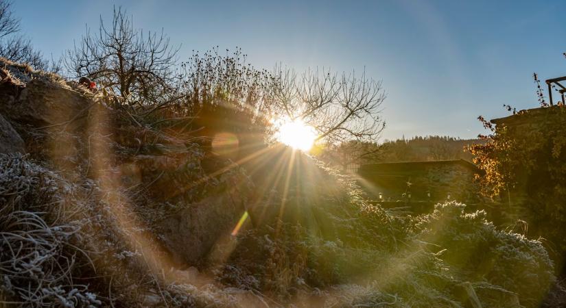 A fagyos reggel után enyhülés érkezik, változékony időt jósolnak keddre