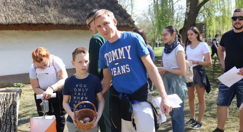 Ez is egy vadászat – kicsik és nagyok tömegével vettek részt a húsvéti tojáskeresésen (galéria, videó)