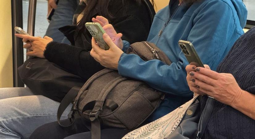 „Dehogy tilthatja meg a főnök!” – Vagy mégis? Ezek a szabályok vonatkoznak a munkahelyi mobilozásra