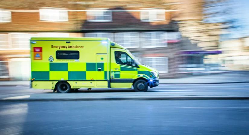 Azonnal mentőt kellett hívni: felborult egy autó az M7-esen