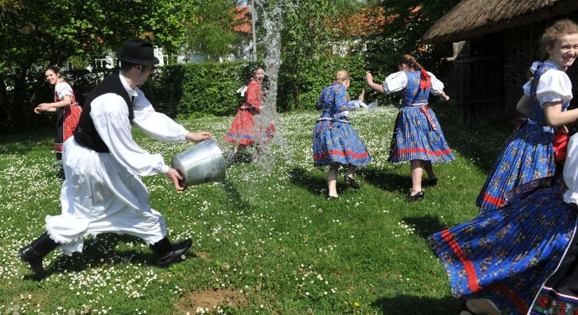 Napsütés, meleg, tavaszias idő: minden adott egy „elázós" húsvéti locsolkodáshoz