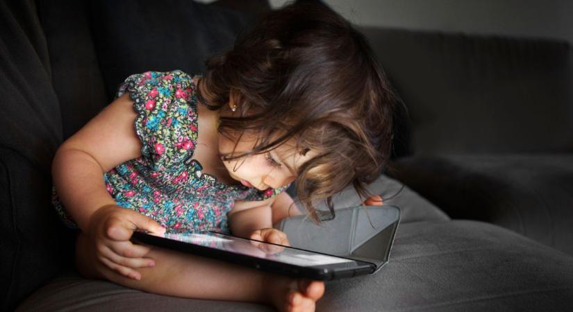 Szigorú képernyőszabályok jönnek a gyerekeknek – Új ajánlás sokkolja a szülőket