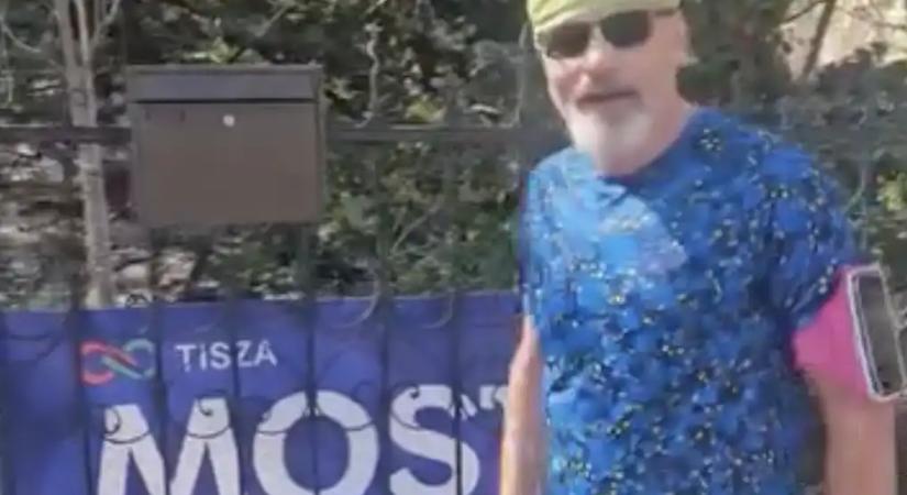 „Ne habozz! Változtass!” – Kétértelmű üzenetet küldött Zacher Gábor egy tiszás plakát előtt