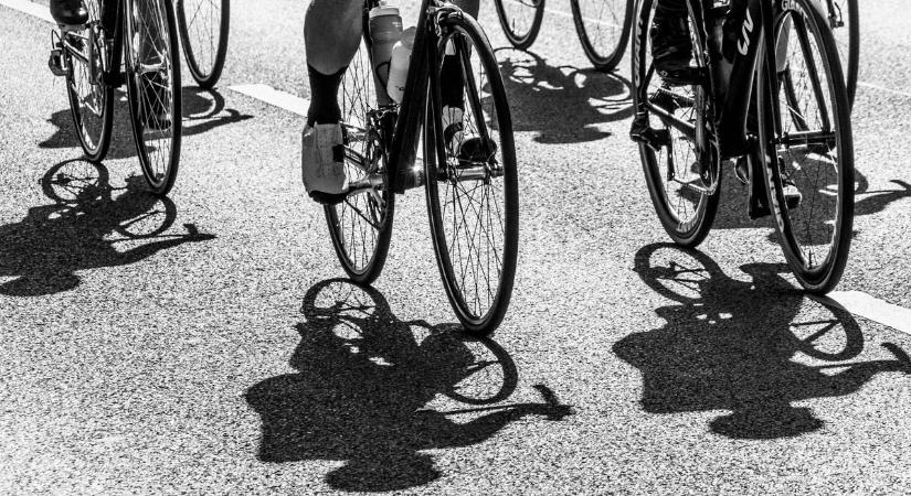 Tiltott helyen bicikliztek a 71-esen, intézkedett a rendőrség (videó)