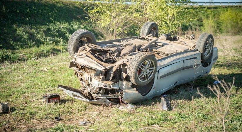 Helyszíni fotókkal! Halálos baleset történt Hajdú-Biharban, felborult egy autó!