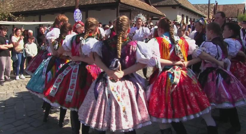 Vödörből és tűzoltóslagból is locsolták a lányokat húsvéthétfőn